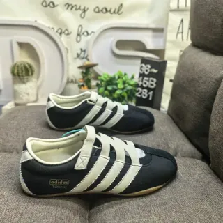 Adidas काला भूरा बिना लेस के वेलक्रो बंद तीन पट्टियाँ साइड पैनल लाइफस्टाइल स्नीकर