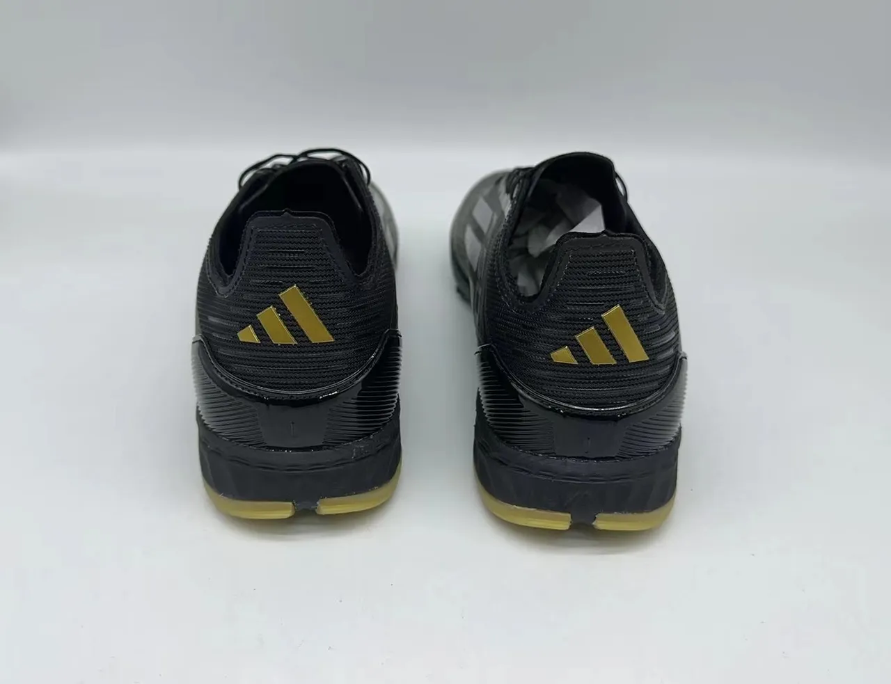 Adidas Chaussures de football turf noir vert à lacets tige basse partie supérieure texturée en matériau synthétique 3