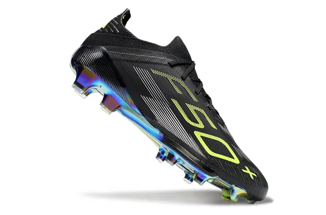 Adidas Zapatos de fútbol con upper sintético negro y verde, neón lima, texto gráfico y superficie de césped artificial 2