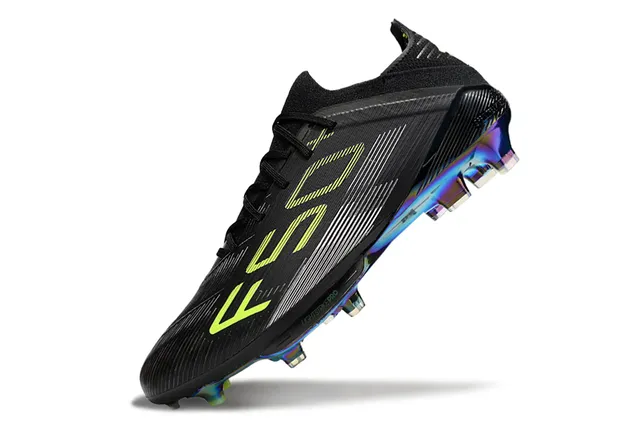 Adidas Zapatos de fútbol con upper sintético negro y verde, neón lima, texto gráfico y superficie de césped artificial 3