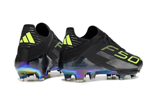 Adidas Zapatos de fútbol con upper sintético negro y verde, neón lima, texto gráfico y superficie de césped artificial 5