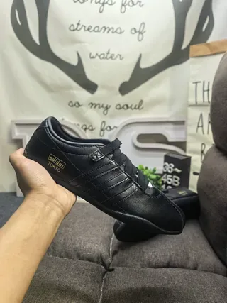 Adidas Chaussures basses en cuir noir à scratch 5