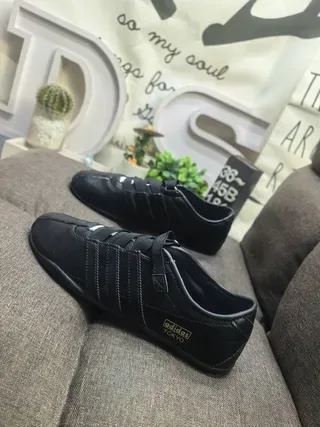 Adidas Chaussures basses en cuir noir à scratch 7