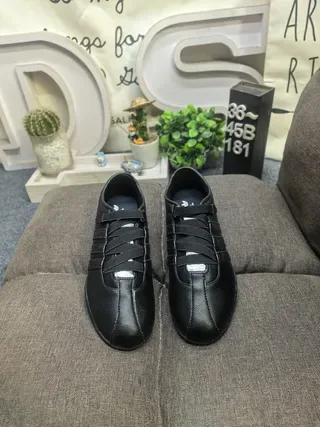 Adidas Chaussures basses en cuir noir à scratch 10