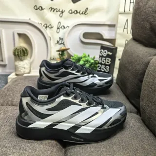 Adidas Zapatos de running negros y plateados aerodinámicos de bajo con parte superior de malla perforada