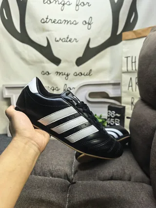 أحذية كرة قدم داخلية Adidas أسود أبيض بدون لاس سلايب أون جلد علوي 5