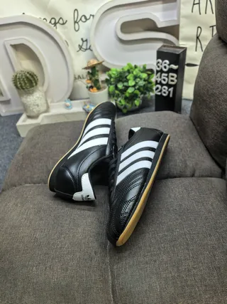 أحذية كرة قدم داخلية Adidas أسود أبيض بدون لاس سلايب أون جلد علوي 6