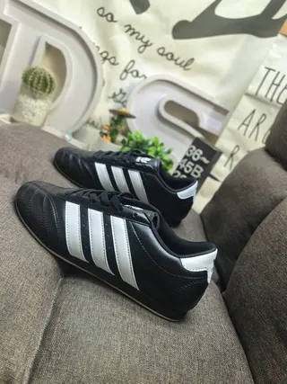 أحذية كرة قدم داخلية Adidas أسود أبيض بدون لاس سلايب أون جلد علوي 7