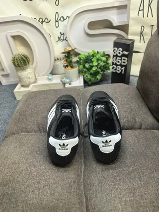 أحذية كرة قدم داخلية Adidas أسود أبيض بدون لاس سلايب أون جلد علوي 8