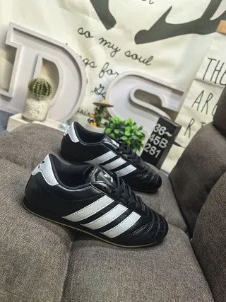 أحذية كرة قدم داخلية Adidas أسود أبيض بدون لاس سلايب أون جلد علوي 9