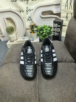 أحذية كرة قدم داخلية Adidas أسود أبيض بدون لاس سلايب أون جلد علوي 10