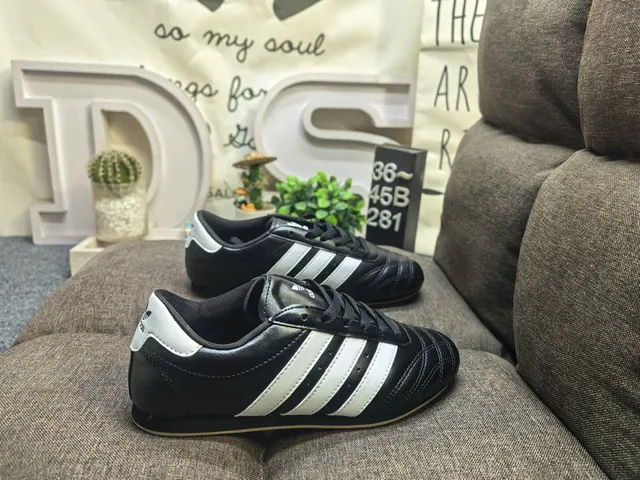 أحذية كرة قدم داخلية Adidas أسود أبيض بدون لاس سلايب أون جلد علوي 11