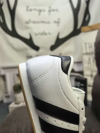 أحذية كرة قدم داخلية Adidas أسود أبيض بدون لاس سلايب أون جلد علوي 13
