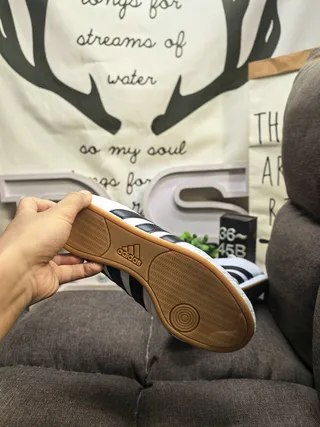أحذية كرة قدم داخلية Adidas أسود أبيض بدون لاس سلايب أون جلد علوي 14