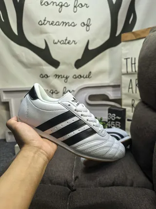 أحذية كرة قدم داخلية Adidas أسود أبيض بدون لاس سلايب أون جلد علوي 15