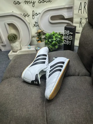 أحذية كرة قدم داخلية Adidas أسود أبيض بدون لاس سلايب أون جلد علوي 16