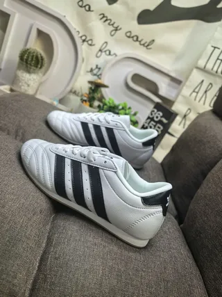 أحذية كرة قدم داخلية Adidas أسود أبيض بدون لاس سلايب أون جلد علوي 17