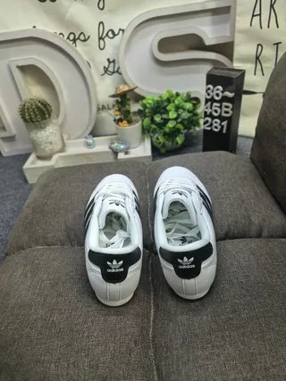 أحذية كرة قدم داخلية Adidas أسود أبيض بدون لاس سلايب أون جلد علوي 18