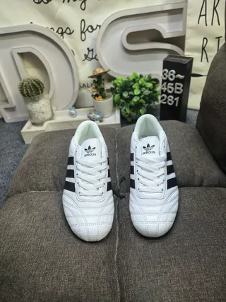 أحذية كرة قدم داخلية Adidas أسود أبيض بدون لاس سلايب أون جلد علوي 20