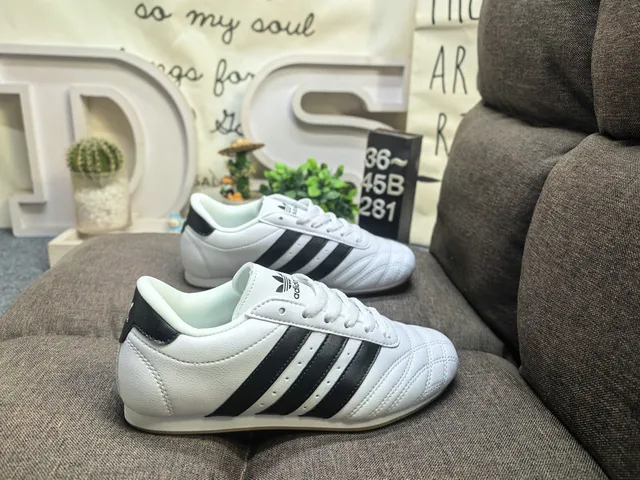 أحذية كرة قدم داخلية Adidas أسود أبيض بدون لاس سلايب أون جلد علوي 21