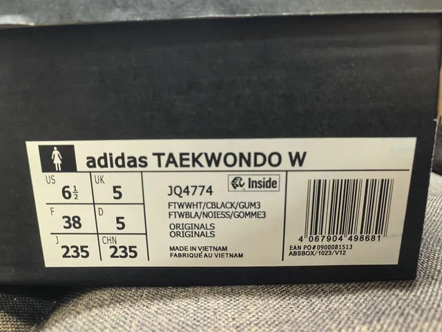 أحذية كرة قدم داخلية Adidas أسود أبيض بدون لاس سلايب أون جلد علوي 22