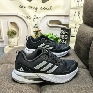 Adidas Zapatos de running con upper de malla negro y blanco, panel lateral de tres rayas