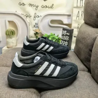 Adidas काला-श्वेत प्लेटफॉर्म सोल सूड-मेश अपर लाइफस्टाइल स्नीकर