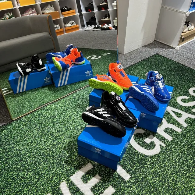 Adidas Noir Blanc Fermeture Rotational Dial Matière Synthétique Patentée Partie Supérieure Chaussures de Football Indoor 9