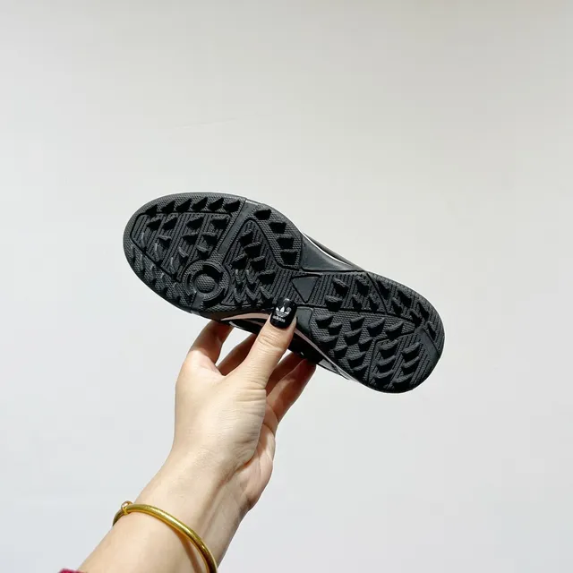 Adidas Noir Blanc Fermeture Rotational Dial Matière Synthétique Patentée Partie Supérieure Chaussures de Football Indoor 16