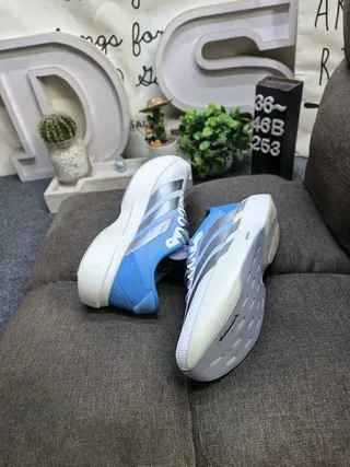 Adidas Bleu Gris Chaussures De Course Avec Upper En Maille Léger Et Semelle Intermédiaire En Mousse Sculptée 6