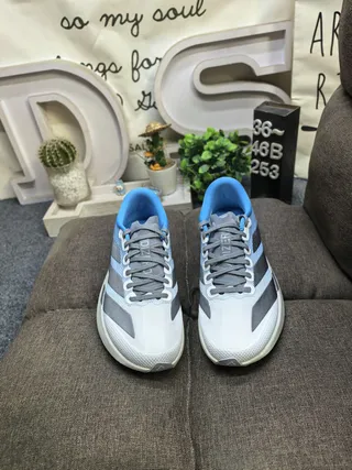 Adidas Bleu Gris Chaussures De Course Avec Upper En Maille Léger Et Semelle Intermédiaire En Mousse Sculptée 10