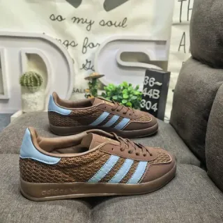 Adidas भूरी नीली बुनवाई टेक्स्टाइल ऊपरी सतह हल्की तीन पट्टियाँ लाइफस्टाइल स्नीकर