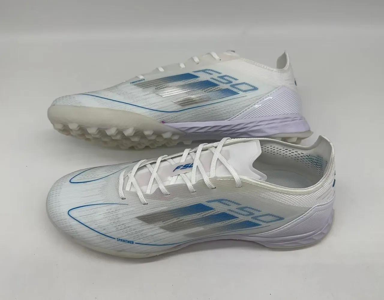 Adidas F50 Chaussures de football turf blanc et bleu à tige basse en maille 2