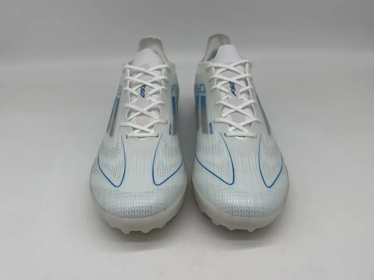 Adidas F50 Chaussures de football turf blanc et bleu à tige basse en maille 4