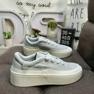 Adidas ग्रे व्हाइट सूड ऊपरी प्लेटफॉर्म सोल लाइफस्टाइल स्नीकर