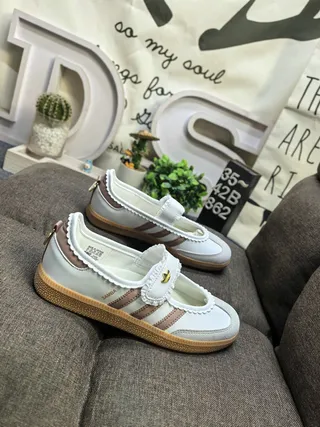 Adidas Mary Jane blanc et marron sans lacets avec ourlet ondulé Mary Jane Shoes 9