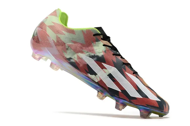 Adidas Chaussures de football multicolores à semelle iridescente holographique et tige camo géométrique pour firm ground 2