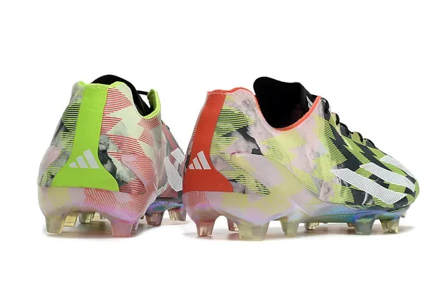 Adidas Chaussures de football multicolores à semelle iridescente holographique et tige camo géométrique pour firm ground 5