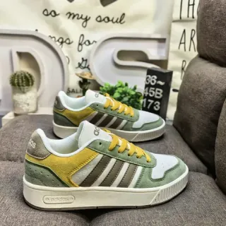 Adidas बहुरंगी निम्न-टॉप बहु-पैनल सुड और टेक्सटाइल अपर लाइफस्टाइल स्नीकर
