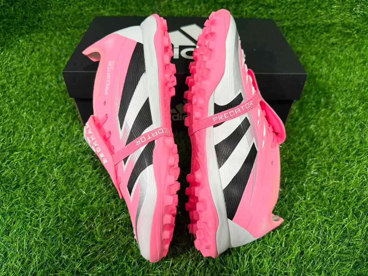 Adidas Predator Zapatos de fútbol turf de bajo corte sin cordones con correa rosa negro 3