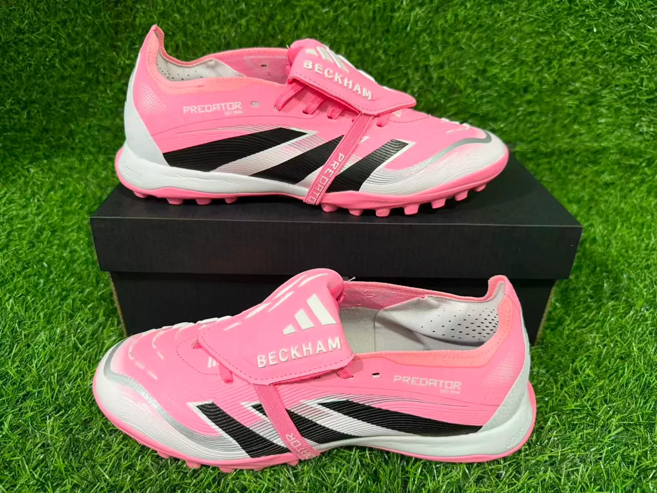 Adidas Predator Zapatos de fútbol turf de bajo corte sin cordones con correa rosa negro 8