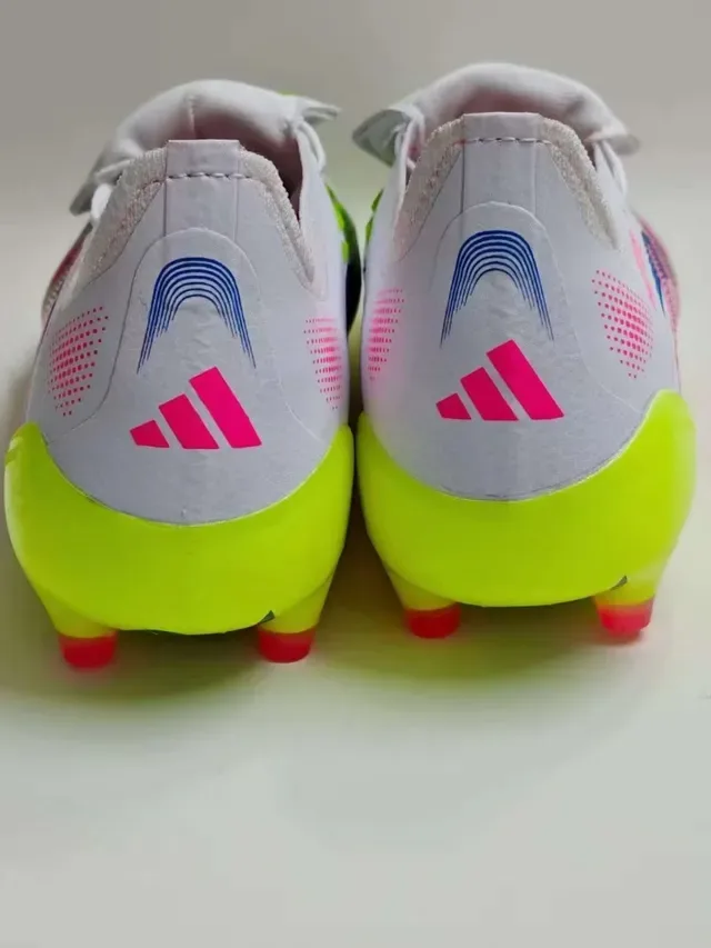 Adidas Predator Sapatos de futebol branco e rosa com fecho assimétrico de cordões e tiras, sola firme 9