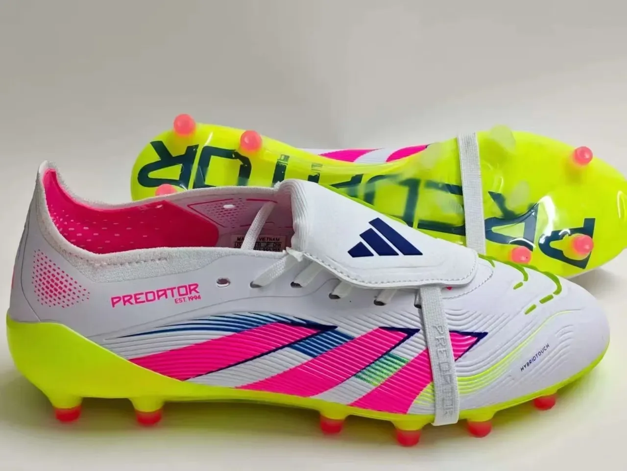 Adidas Predator Sapatos de futebol branco e rosa com fecho assimétrico de cordões e tiras, sola firme 10