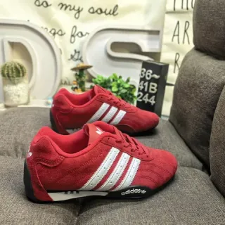Adidas लाल सफेद सूड उपर तीन स्ट्राइप साइड पैनल लाइफस्टाइल स्नीकर