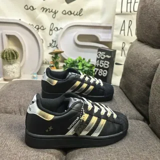 Adidas Superstar काला और मेटैलिक गोल्ड लाइफस्टाइल स्नीकरज़