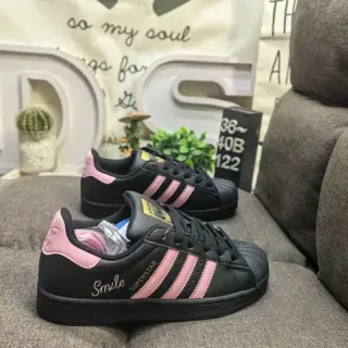 Adidas Superstar काला और गुलाबी लाइफस्टाइल स्नीकर