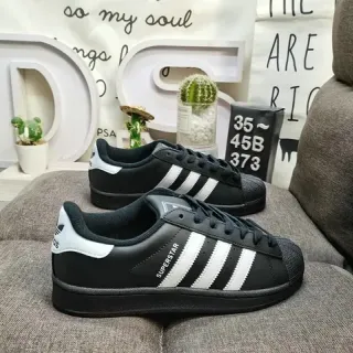 Adidas Superstar काला और सफेद लाइफस्टाइल स्नीकर