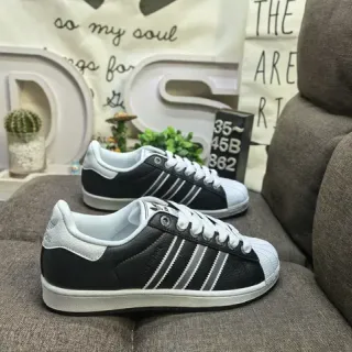 Adidas Superstar काले और सफेद Shell-Toe लाइफस्टाइल स्नीकर