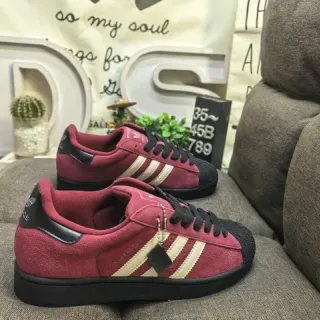 Adidas Superstar बर्गंडी सुड लाइफस्टाइल स्नीकर