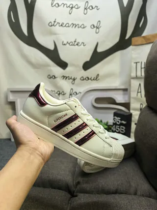 Adidas Superstar Off-White y Burgundy zapatillas lifestyle 5
